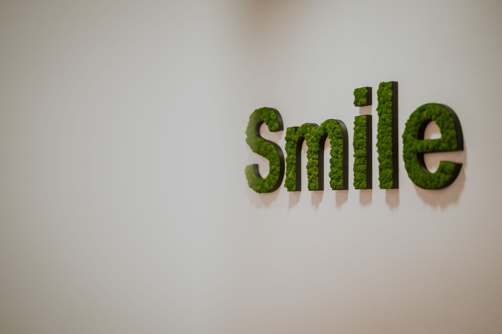 Wandobjekt mit dem Schriftzug smile in der Apeldorn Kieferorthopädie